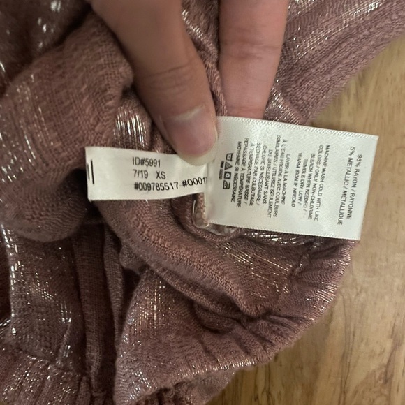 Express Women’s Long Sleeve Top Metallic Pattern - Picture 4 of 8